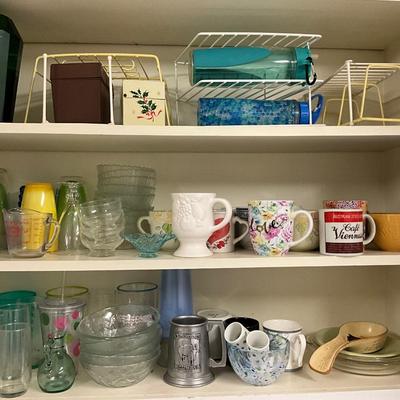 Contents of Kitchen Cabinet Lot