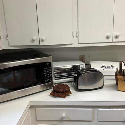 Microwave and Small Appliance Lot