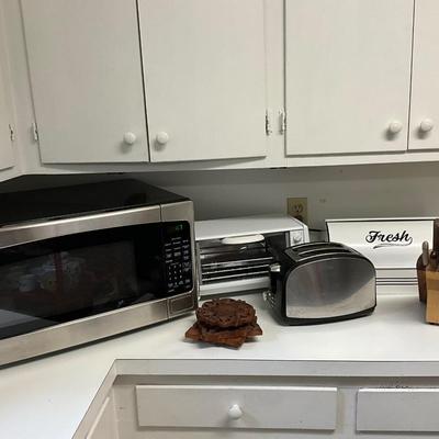 Microwave and Small Appliance Lot