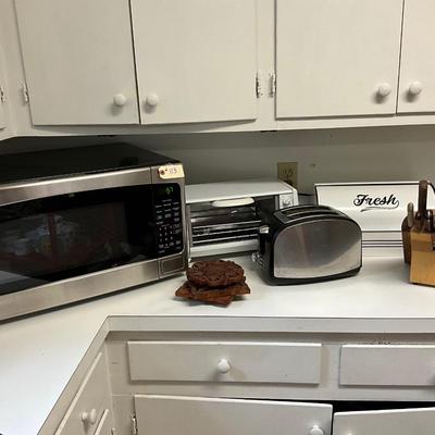 Microwave and Small Appliance Lot