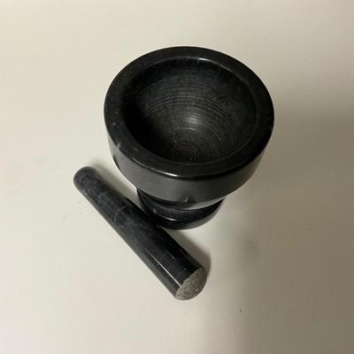 Contents of Kitchen Cabinet Lot