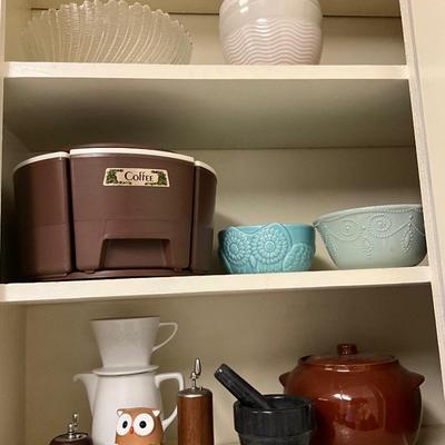 Contents of Kitchen Cabinet Lot