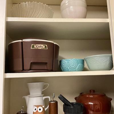 Contents of Kitchen Cabinet Lot