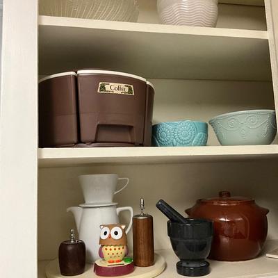 Contents of Kitchen Cabinet Lot