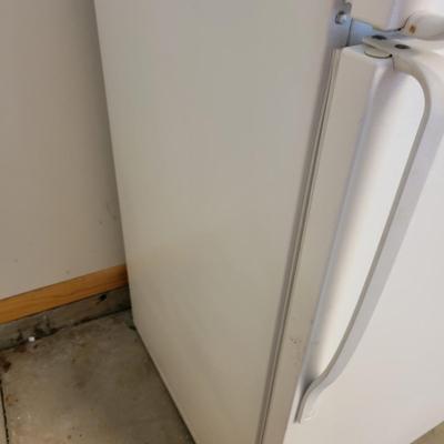 Whirlpool Refrigerator and Freezer (G-DW)