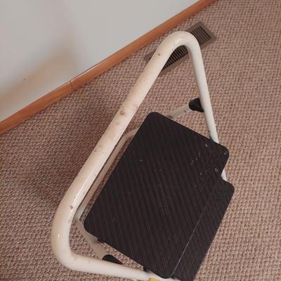 DeLonghi Space Heater and Cosco Step Stool (UR-BBL)