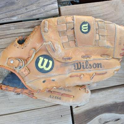 WILSON BASEBALL MITT, BASEBALLS & SOFTBALLS