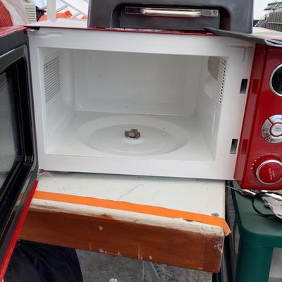 376 Galanz Retro Microwave Oven & KitchenAid Pro Line Toaster