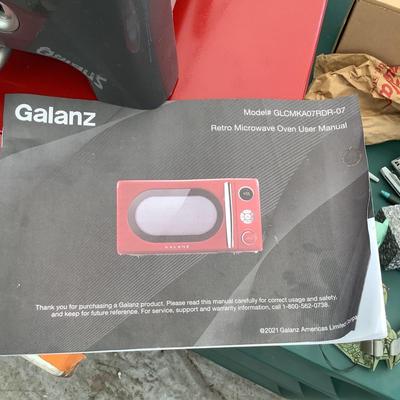 376 Galanz Retro Microwave Oven & KitchenAid Pro Line Toaster