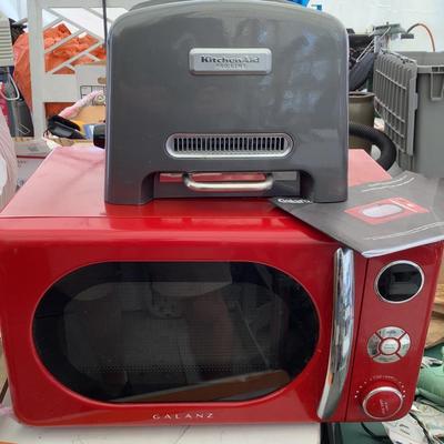 376 Galanz Retro Microwave Oven & KitchenAid Pro Line Toaster