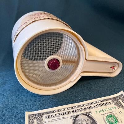 PAMPERED CHEF BATTERY OPERATED SIFTER