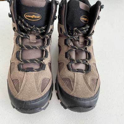 Men's NEW size 8 hiking boots