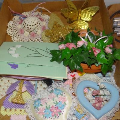 VARIETY OF CRAFTING MATERIALS