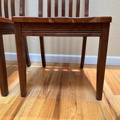 GORGEOUS SOLID WOOD DINING TABLE WITH 6 CHAIRS
