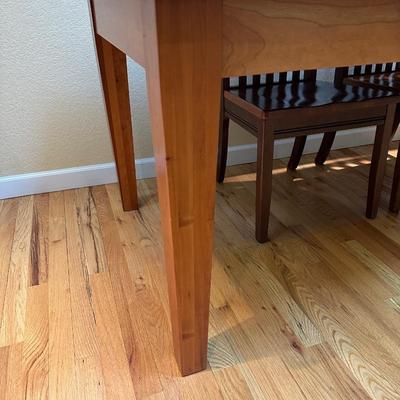 GORGEOUS SOLID WOOD DINING TABLE WITH 6 CHAIRS