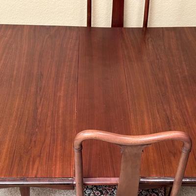 BEAUTIFUL ANTIQUE DINING TABLE & 4 MATCHING CHAIRS