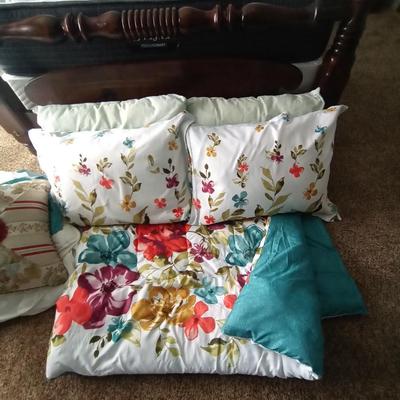 QUEEN SIZE BEDDING AND PILLOWS