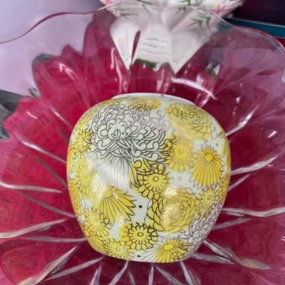 Glass and ceramic collectibles, Tonela vases