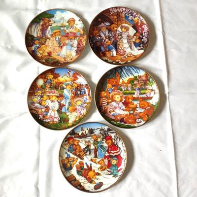 FIVE FRANKLIN MINT LIMITED EDITIONS TEDDY BEAR COLLECTOR PLATES