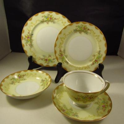 Meito Hand Painted Dinnerware 'Dalton' Pattern Approx 89 Pieces