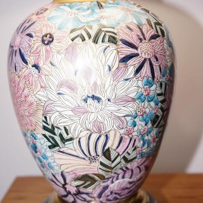 PORCELAIN CERAMIC FLORAL TABLE LAMP /MAHOGANY AND BRASS PLATEAU ASIAN FLORALS