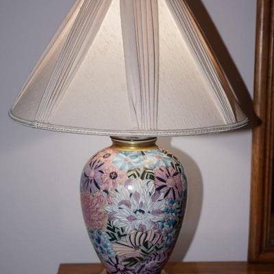 PORCELAIN CERAMIC FLORAL TABLE LAMP /MAHOGANY AND BRASS PLATEAU ASIAN FLORALS