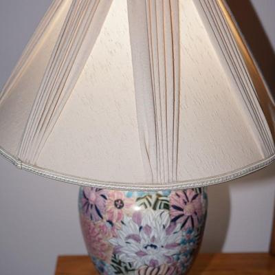 PORCELAIN CERAMIC FLORAL TABLE LAMP /MAHOGANY AND BRASS PLATEAU ASIAN FLORALS