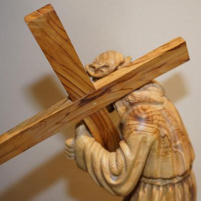 BEAUTIFULLY CARVED JESUS CARRYING THE CRUCIFIX OLIVE WOOD