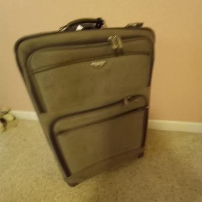 DOCKERS SUIT CASE ON 2 WHEELS WITH HANDLE