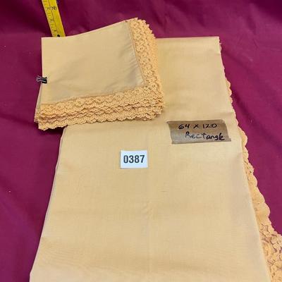 Tablecloth and 9 napkins
