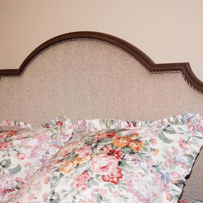 LUXURIOUS QUEEN SIZE BED UPHOLSTERED HEADBOARD /FOOTBOARD OF BEIGE HERRINGBONE PATTERN