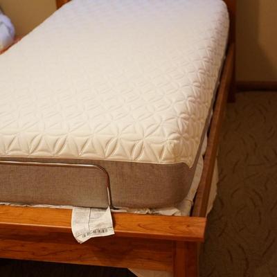 EXCELLENT CRAFTSMANSHIP CHERRY TWIN BED W/ TEMPURPEDIC ADJUSTABLE MATTRESS LIKE NEW