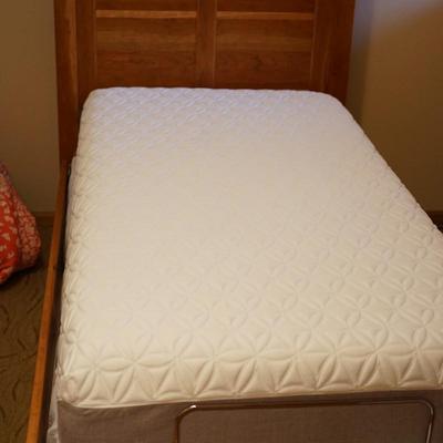 EXCELLENT CRAFTSMANSHIP CHERRY TWIN BED W/ TEMPURPEDIC ADJUSTABLE MATTRESS LIKE NEW