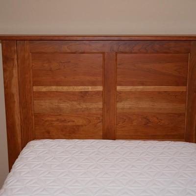 EXCELLENT CRAFTSMANSHIP CHERRY TWIN BED W/ TEMPURPEDIC ADJUSTABLE MATTRESS LIKE NEW