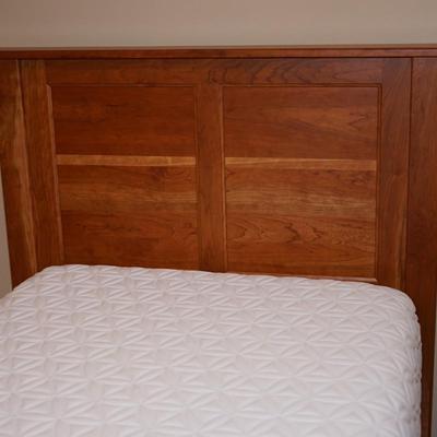 EXCELLENT CRAFTSMANSHIP CHERRY TWIN BED W/ TEMPURPEDIC ADJUSTABLE MATTRESS LIKE NEW