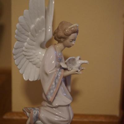 LlADRO ANGEL FIGURINE "ANGEL OF PEACE"  HOLDING DOVE. 6131 RETIRED