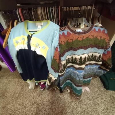 HUGE LOT OF LADIES CASUAL TOPS SIZE M - L