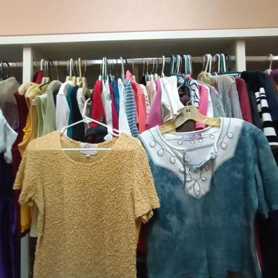 HUGE LOT OF LADIES CASUAL TOPS SIZE M - L