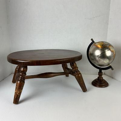 1083 Small Desk Globe with Oval Wooden Stool