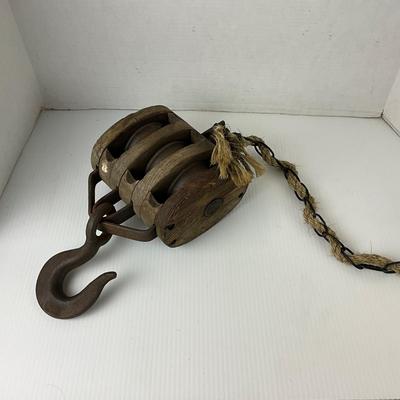 1087 Vintage Pulley Block with Rope