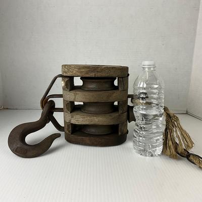 1087 Vintage Pulley Block with Rope