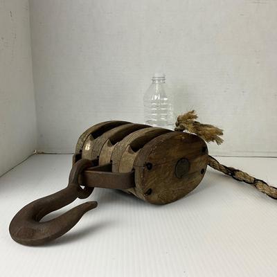 1087 Vintage Pulley Block with Rope