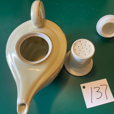 Hallâ€™s Superior Jewel Tea Aladdin Teapot