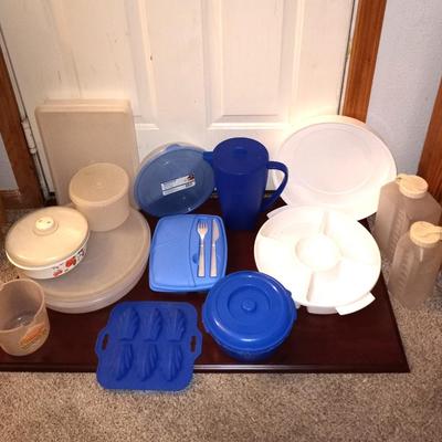 LARGE QUANTITY OF TUPPERWARE & FOOD STORAGE CONTAINERS