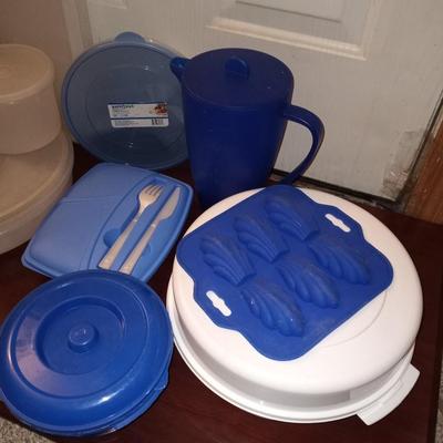 LARGE QUANTITY OF TUPPERWARE & FOOD STORAGE CONTAINERS