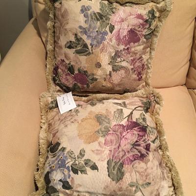 NWT floral pillow set