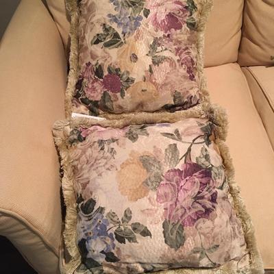 NWT floral pillow set
