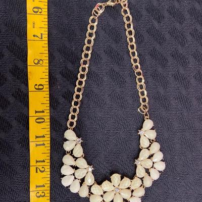 White chunky flower necklace