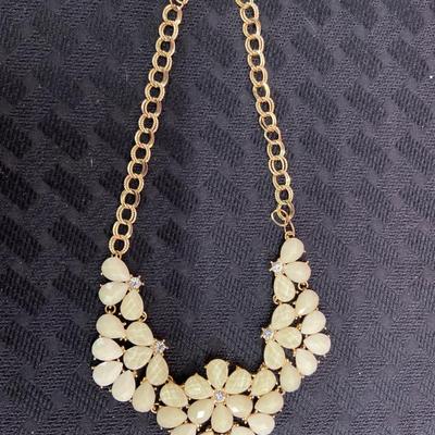 White chunky flower necklace