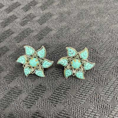 Vtg screw back Earrings